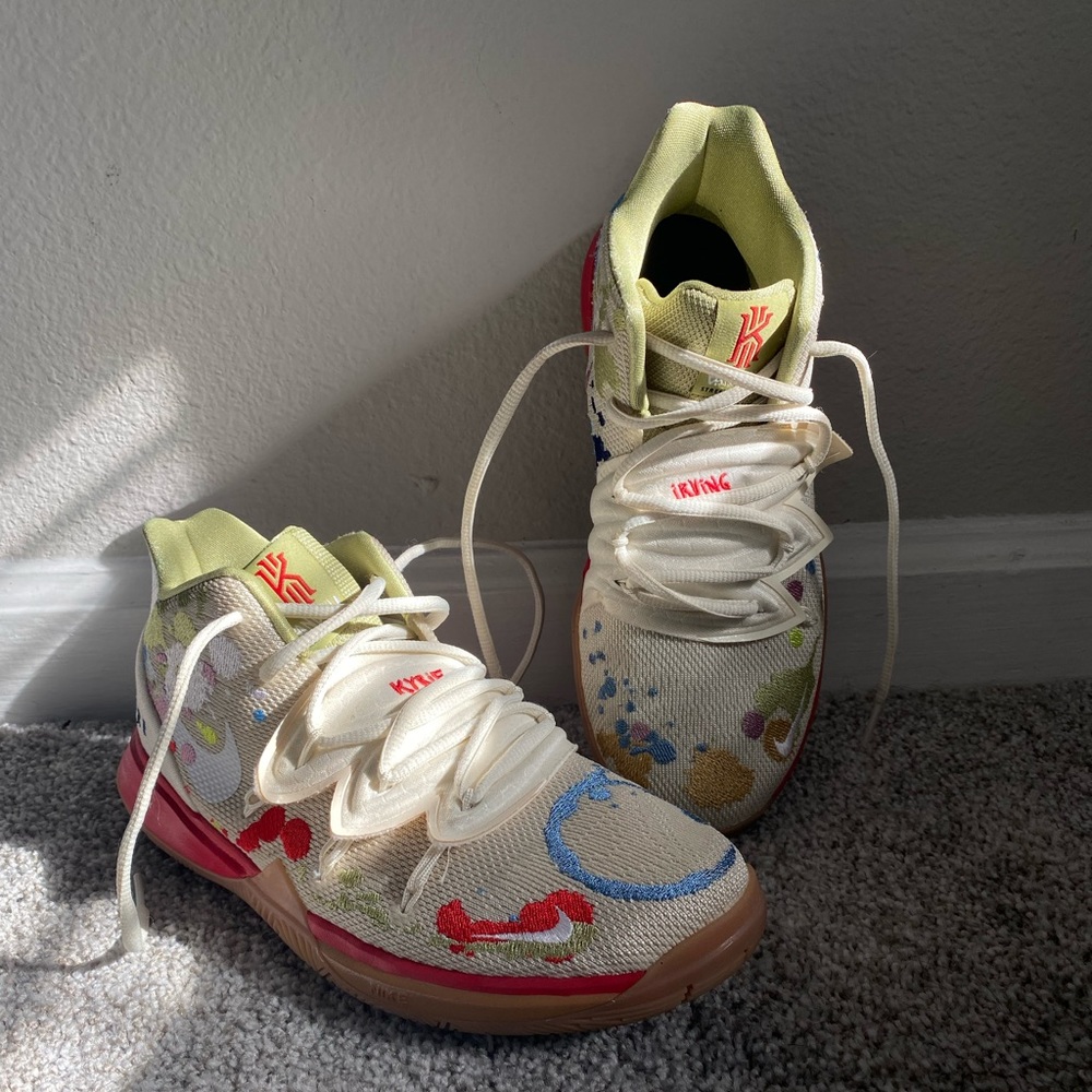 Kyrie Irving 5 × Bandulu Embroidered Splatters
Sneakers CQ4326-100 Nike